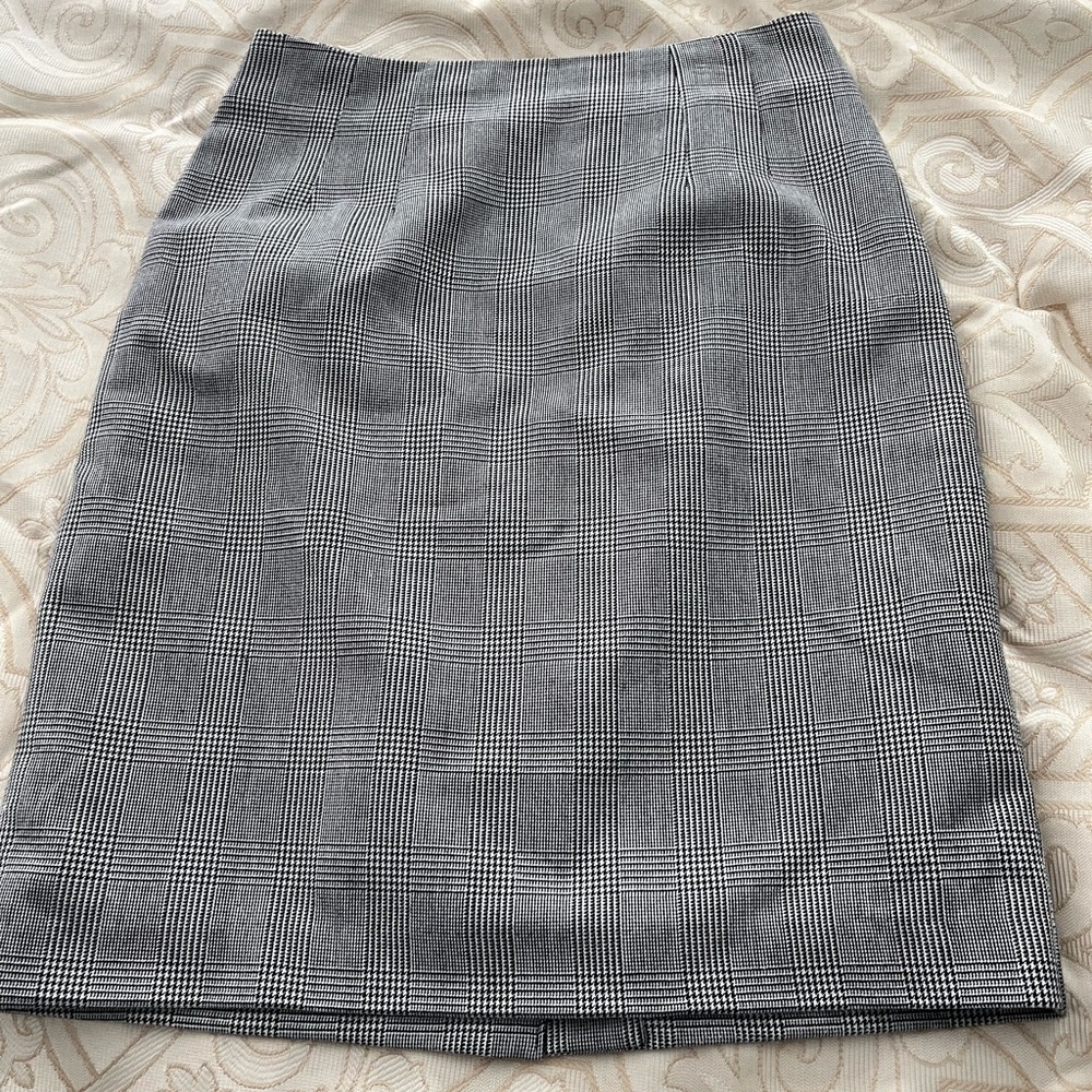 Pencil skirt size 6. Great for winter with tall boots.